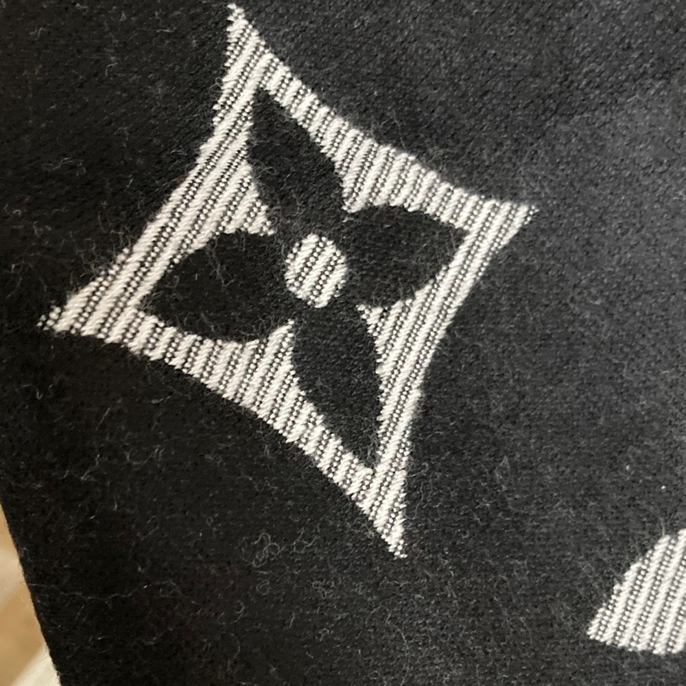Louis Vuitton Black and White Monogram scarf - Picture 3 of 4